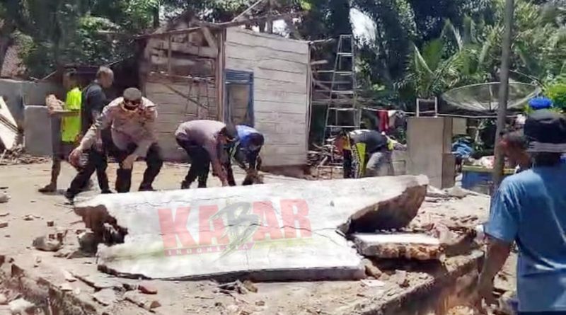 Tidak Ada KORBAN JIWA dan SEBELAS Rumah DILAPOKAN Rusak, POLRES Tanggamus Bersama WARGA Bersihkan RUMAH Terdampak GEMPA