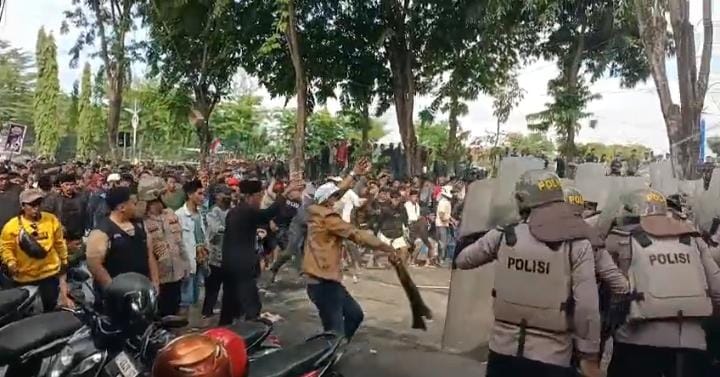 TERPAKSA Disemprot Gas AIR Mata, Demo Tuntutan PILKADES di Sampang RICUH